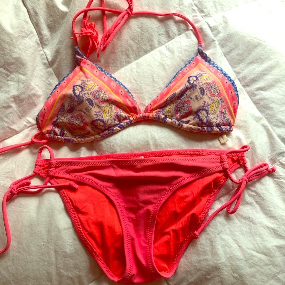 American Eagle- Coral Patterned Bikini Set